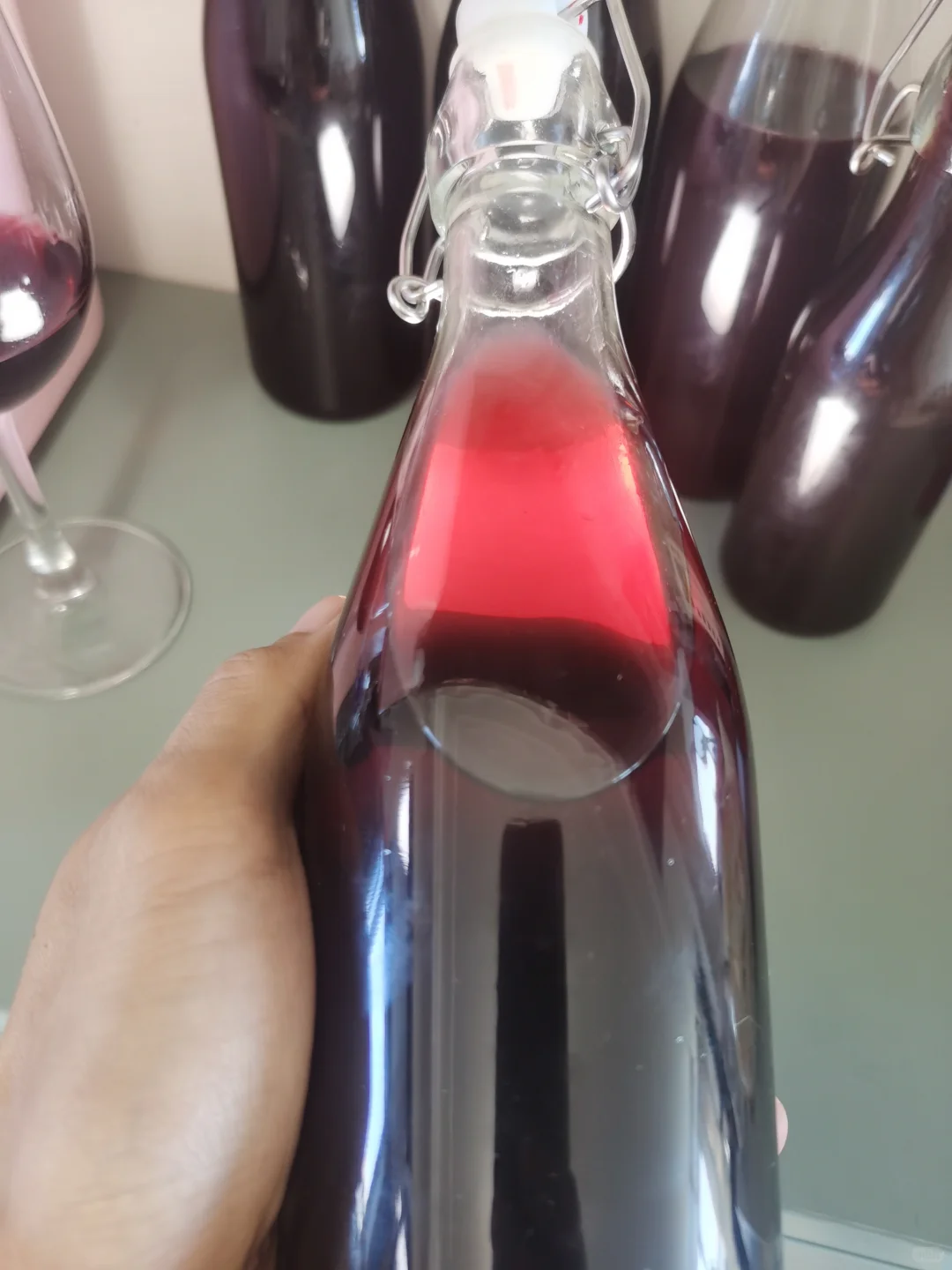 自酿葡萄酒第32天，酒色暗红分装小瓶
