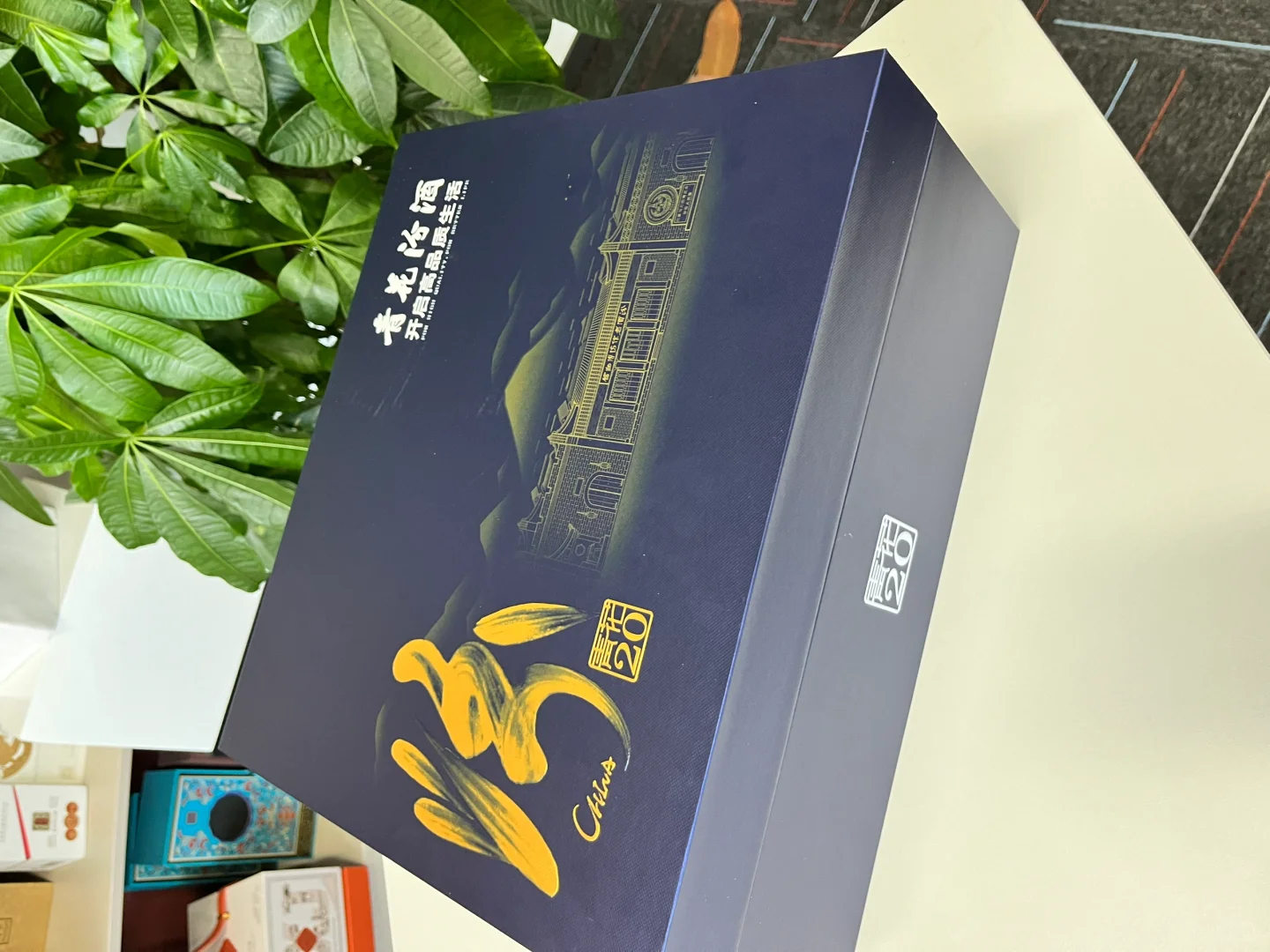 还是藏蓝色，清香型白酒礼盒，汾酒地位上升?