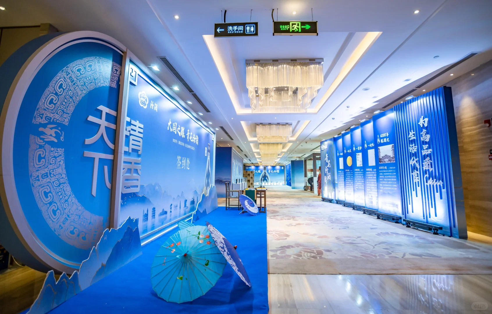 宝石蓝书页屏风后，藏着木结构的‘酿酒诗术