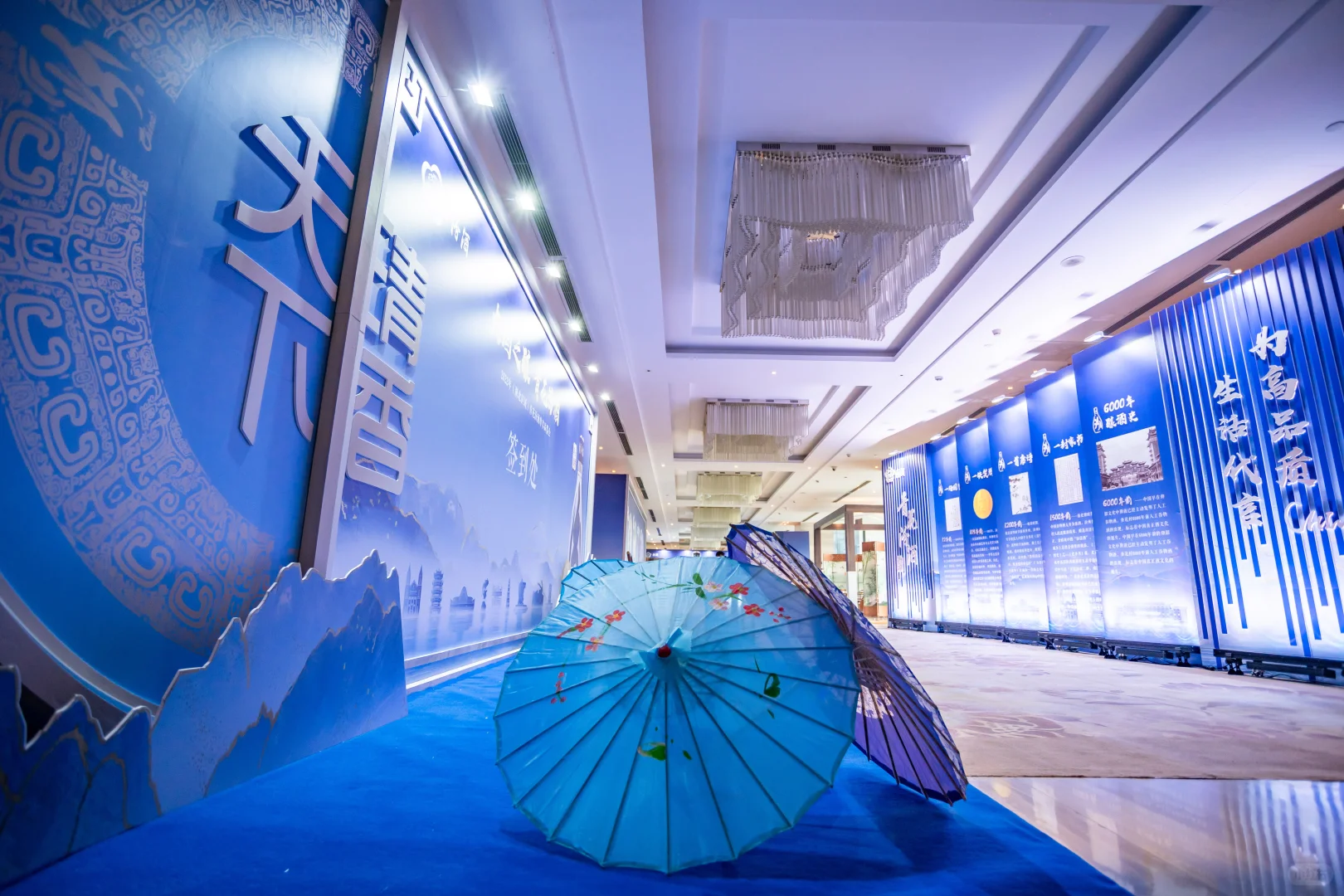 宝石蓝书页屏风后，藏着木结构的‘酿酒诗术