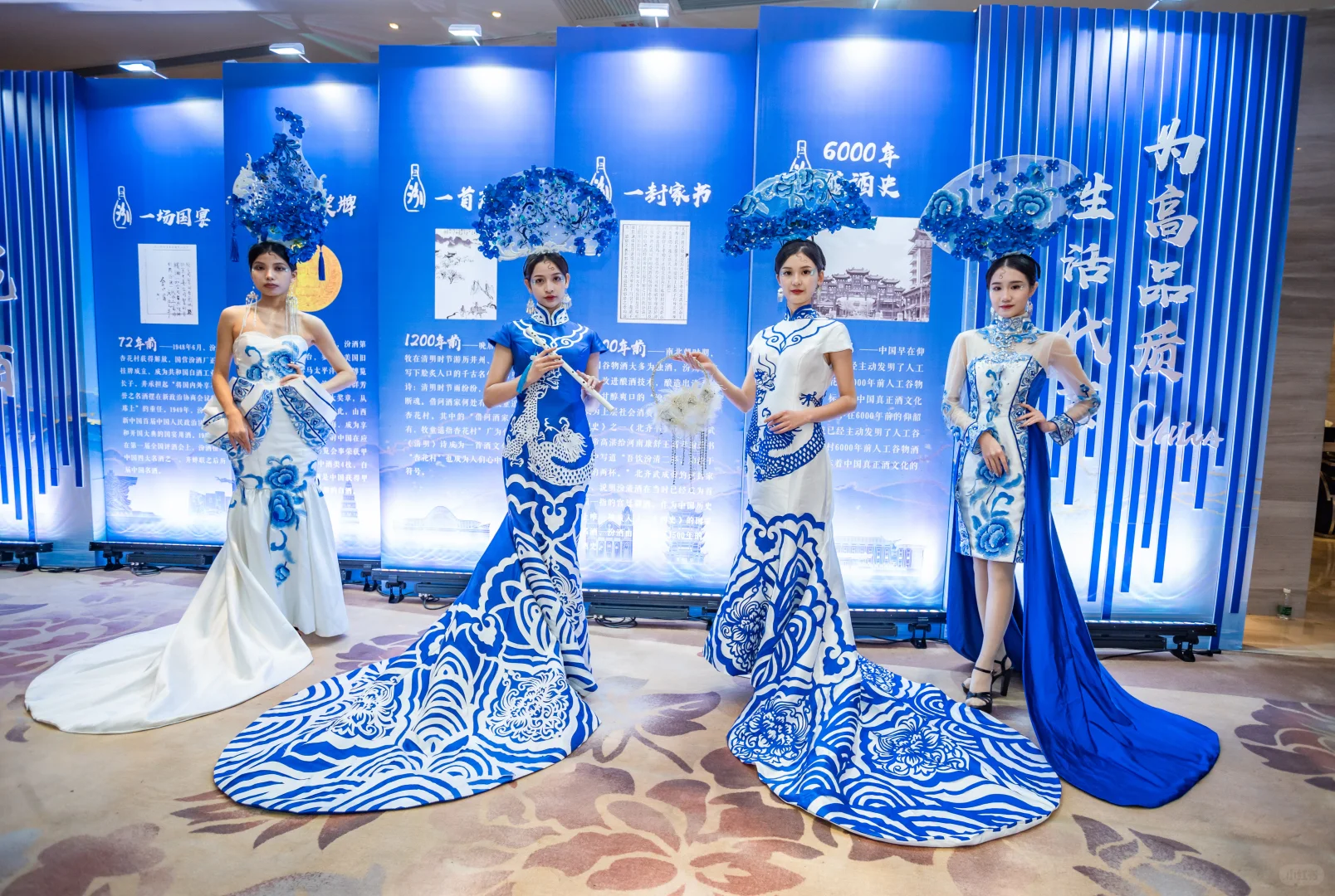 宝石蓝书页屏风后，藏着木结构的‘酿酒诗术