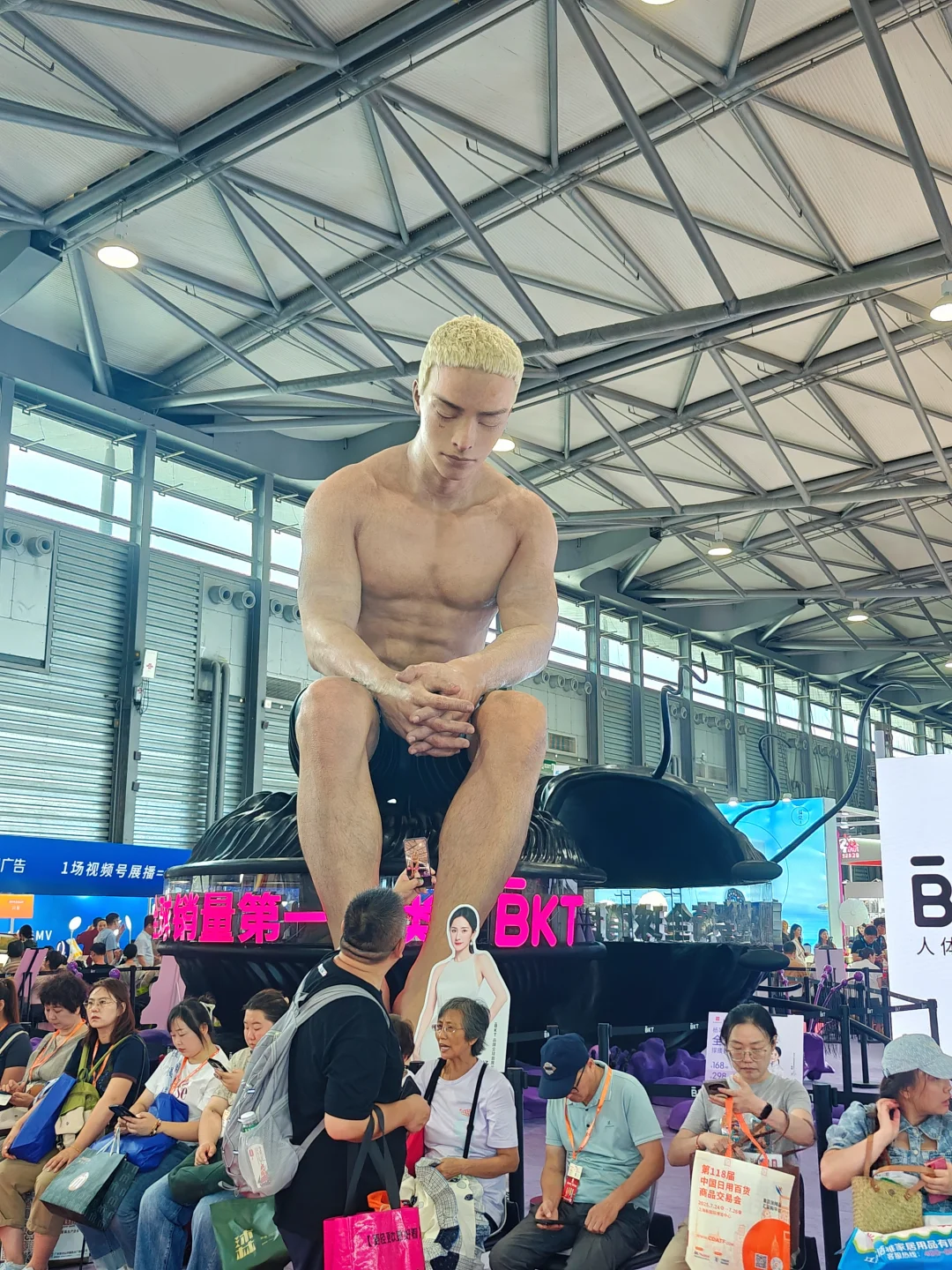 第118届百货会的“行走广告牌”?