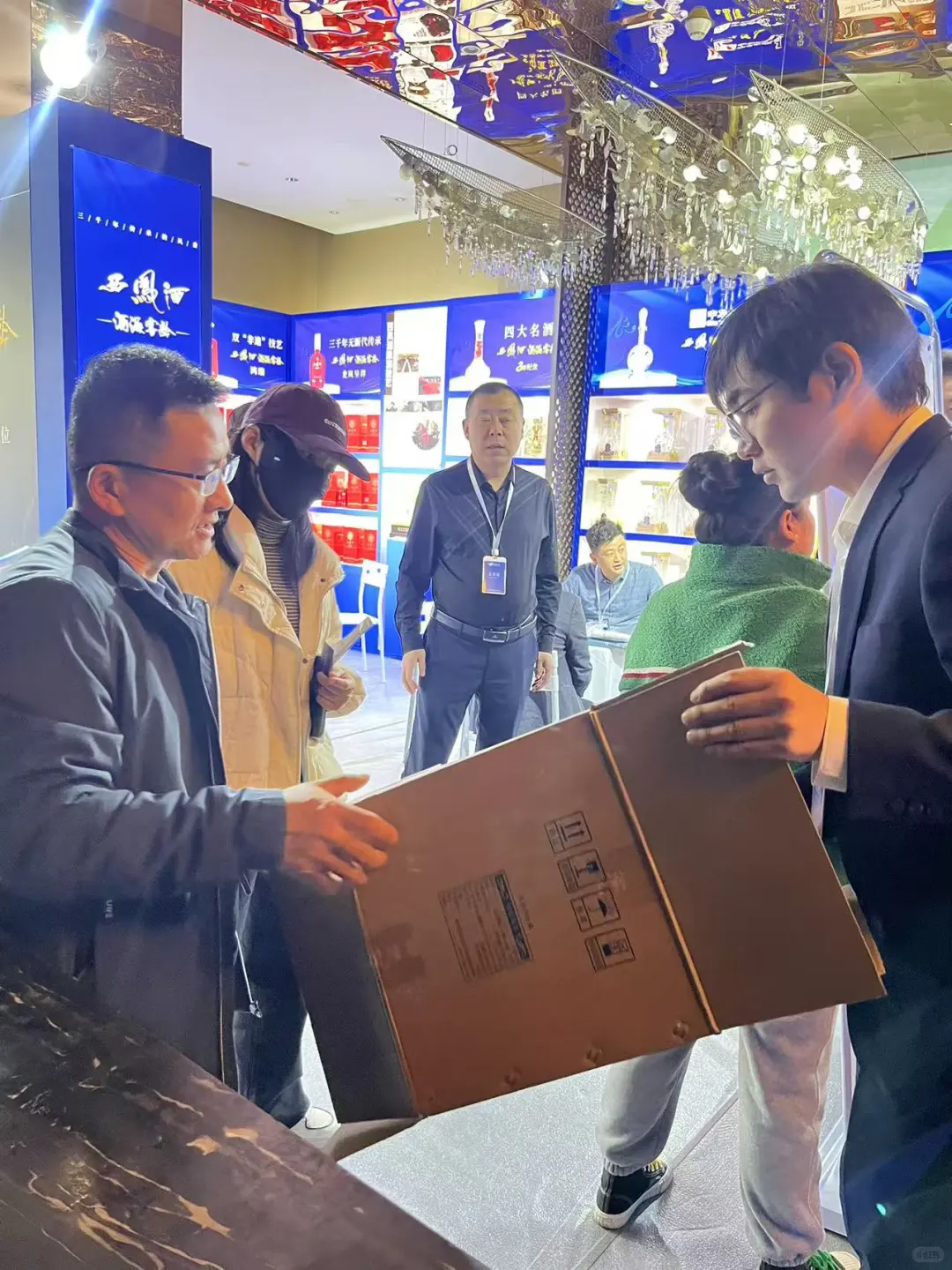 成都糖酒会首日，西凤酒海窖龄等你来看✨