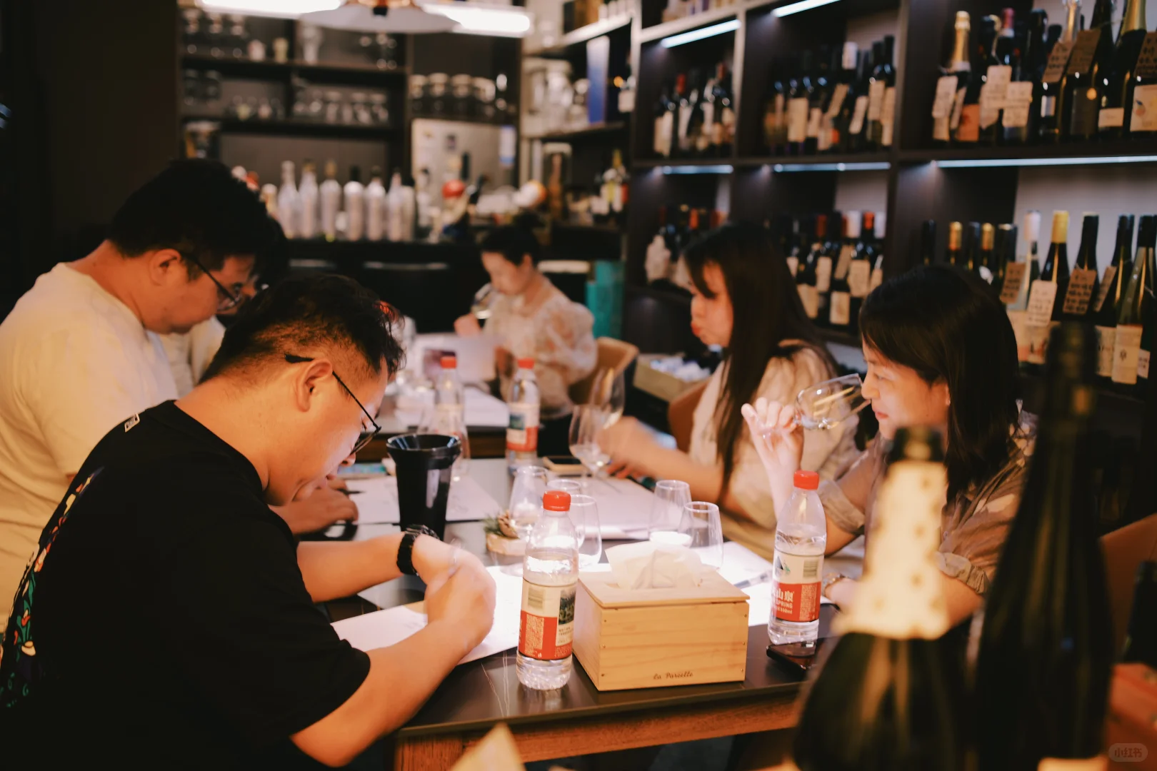 小伙伴第一次体验葡萄酒盲品?，笑到扶墙