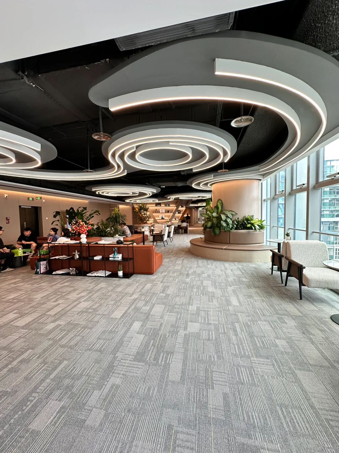 老板开的600多平公司，在这加班到23点都愿意