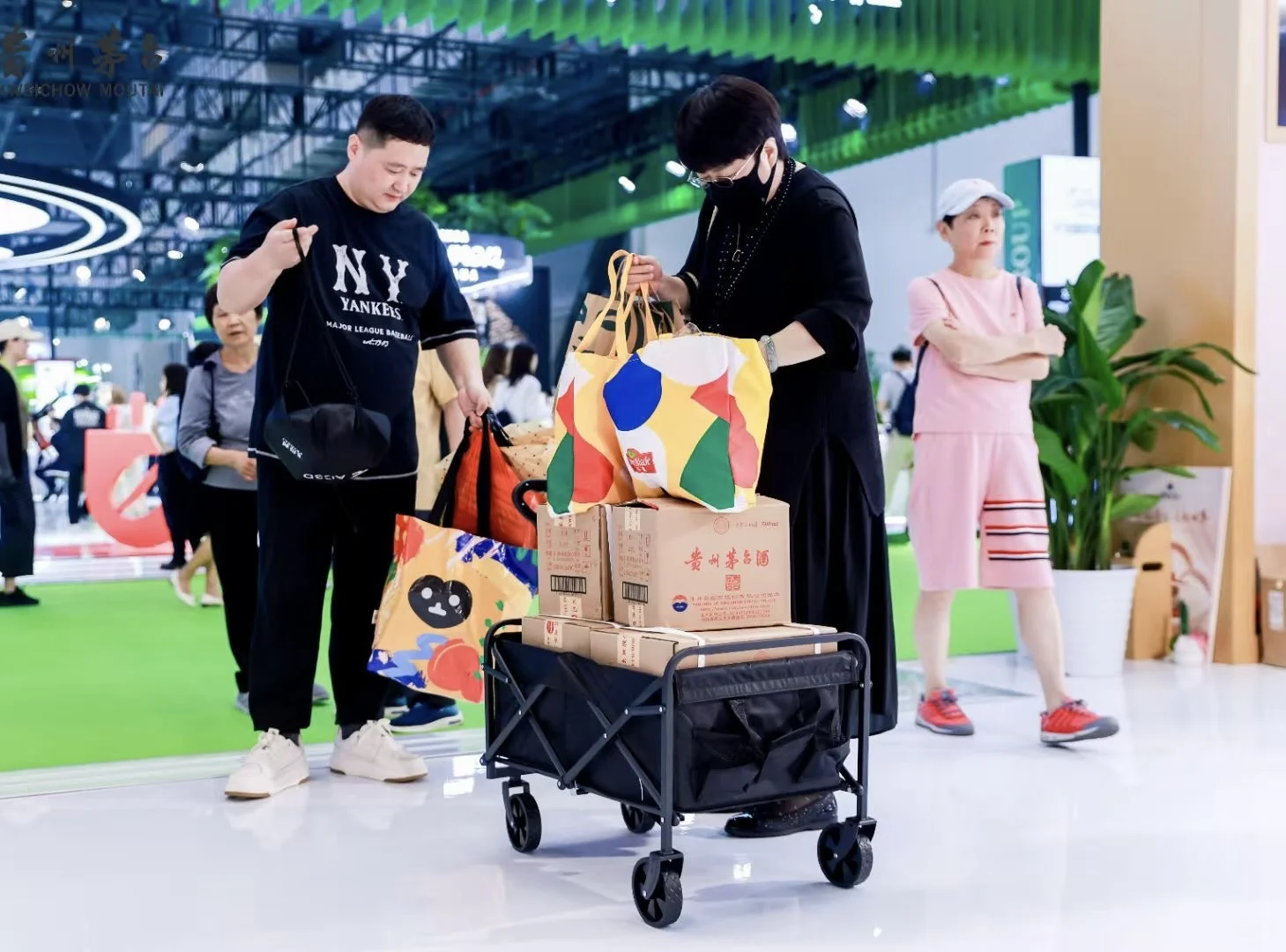 天！排这么长的队伍…