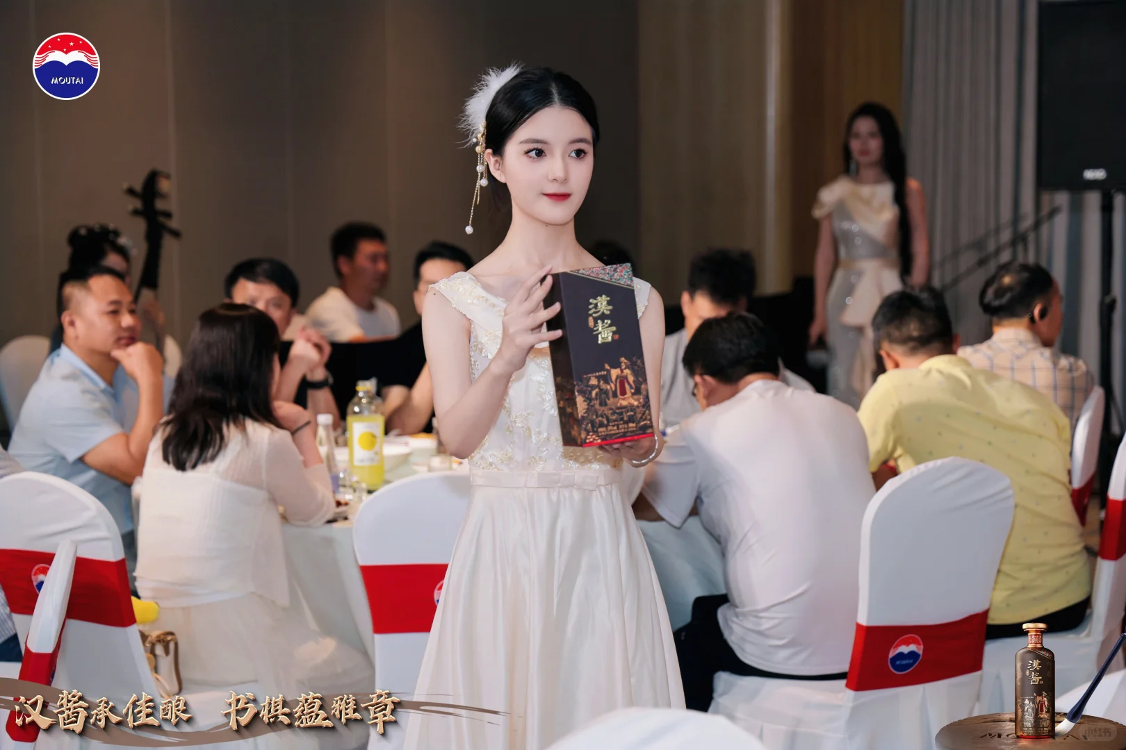 礼仪小姐也要走秀吗