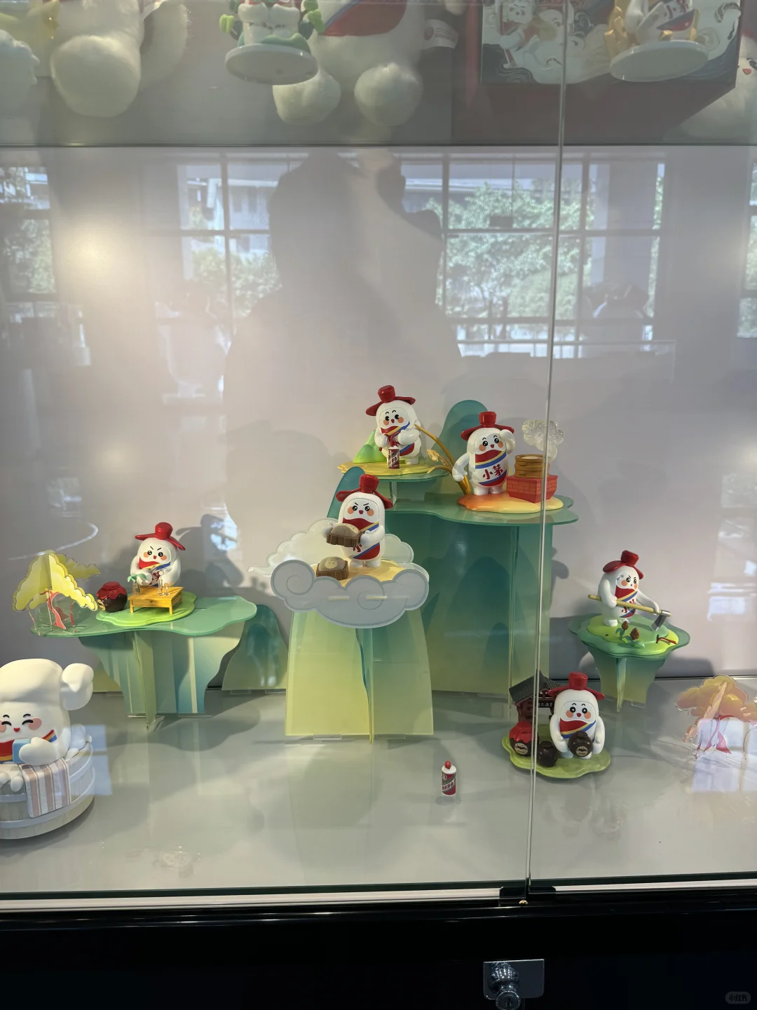带大家参观一下茅台文旅公司的展台。