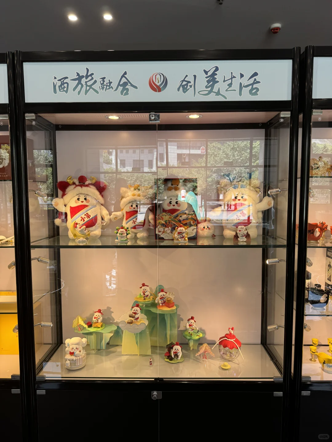 带大家参观一下茅台文旅公司的展台。
