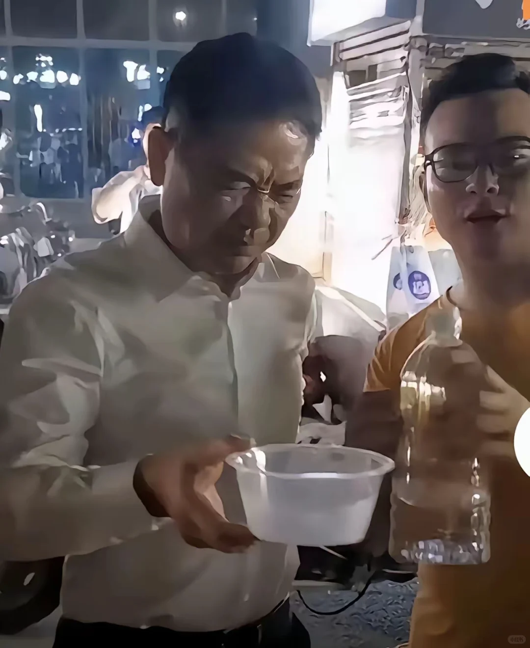 刘强东喝散装酒.