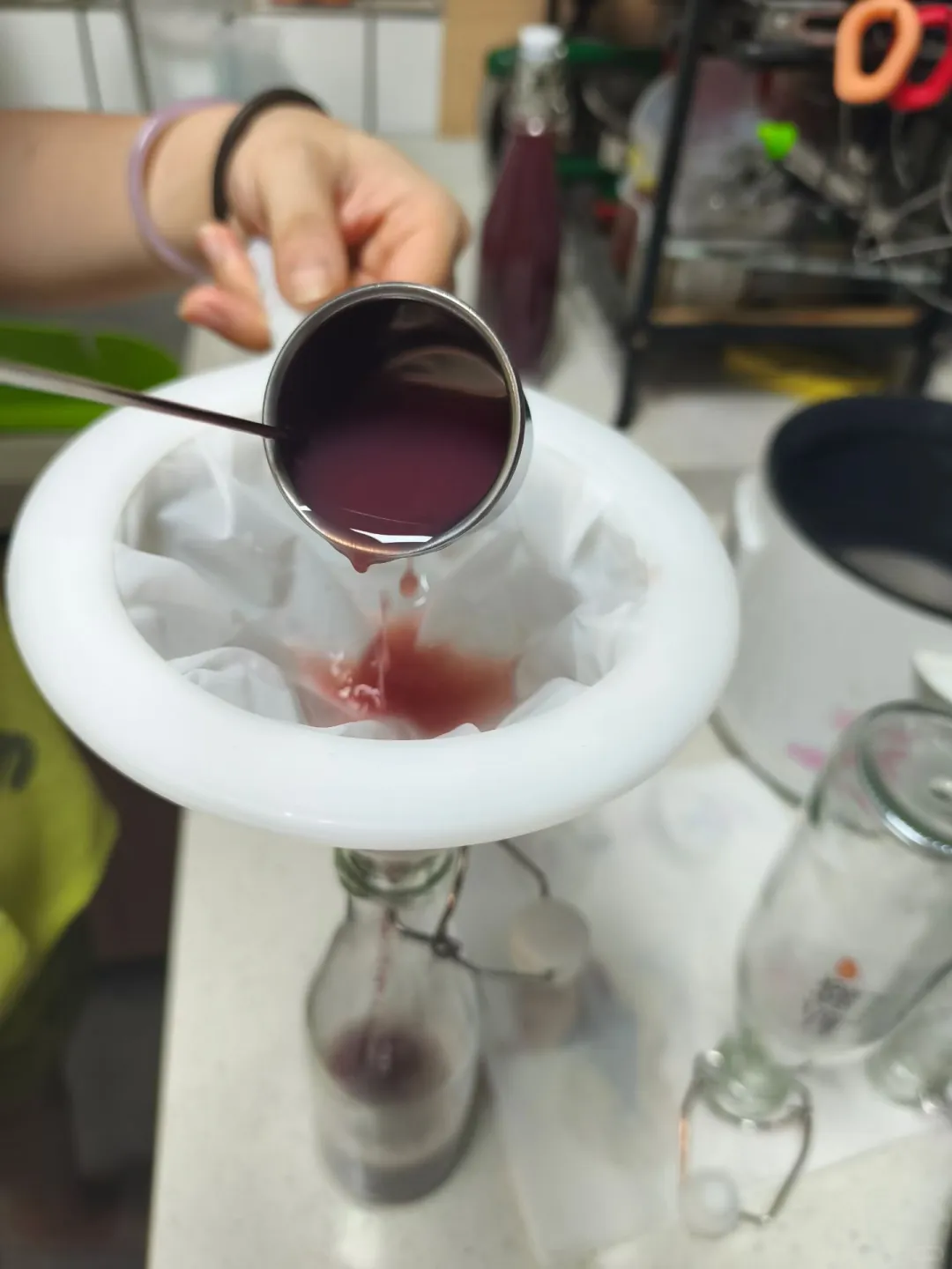 自家酿造的葡萄酒装瓶密封囖??