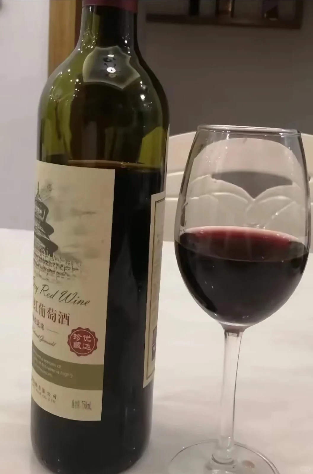 睡前一杯红酒，微醺的状态入睡