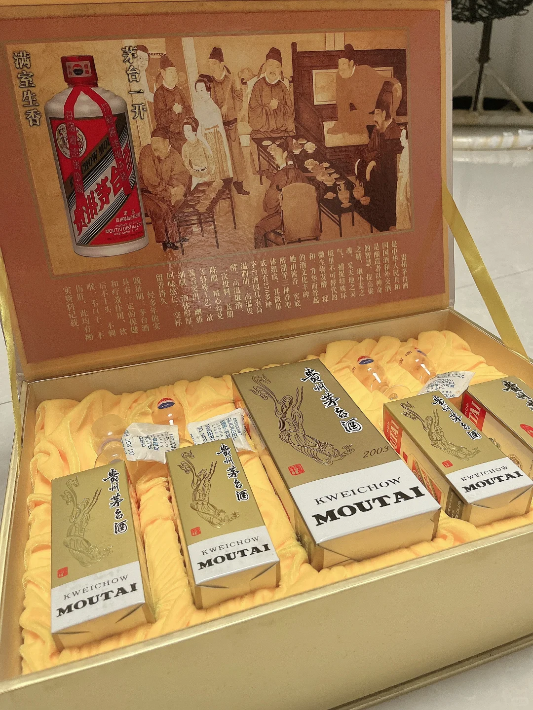 老爸过年拿出一套2003年的茅台给我喝