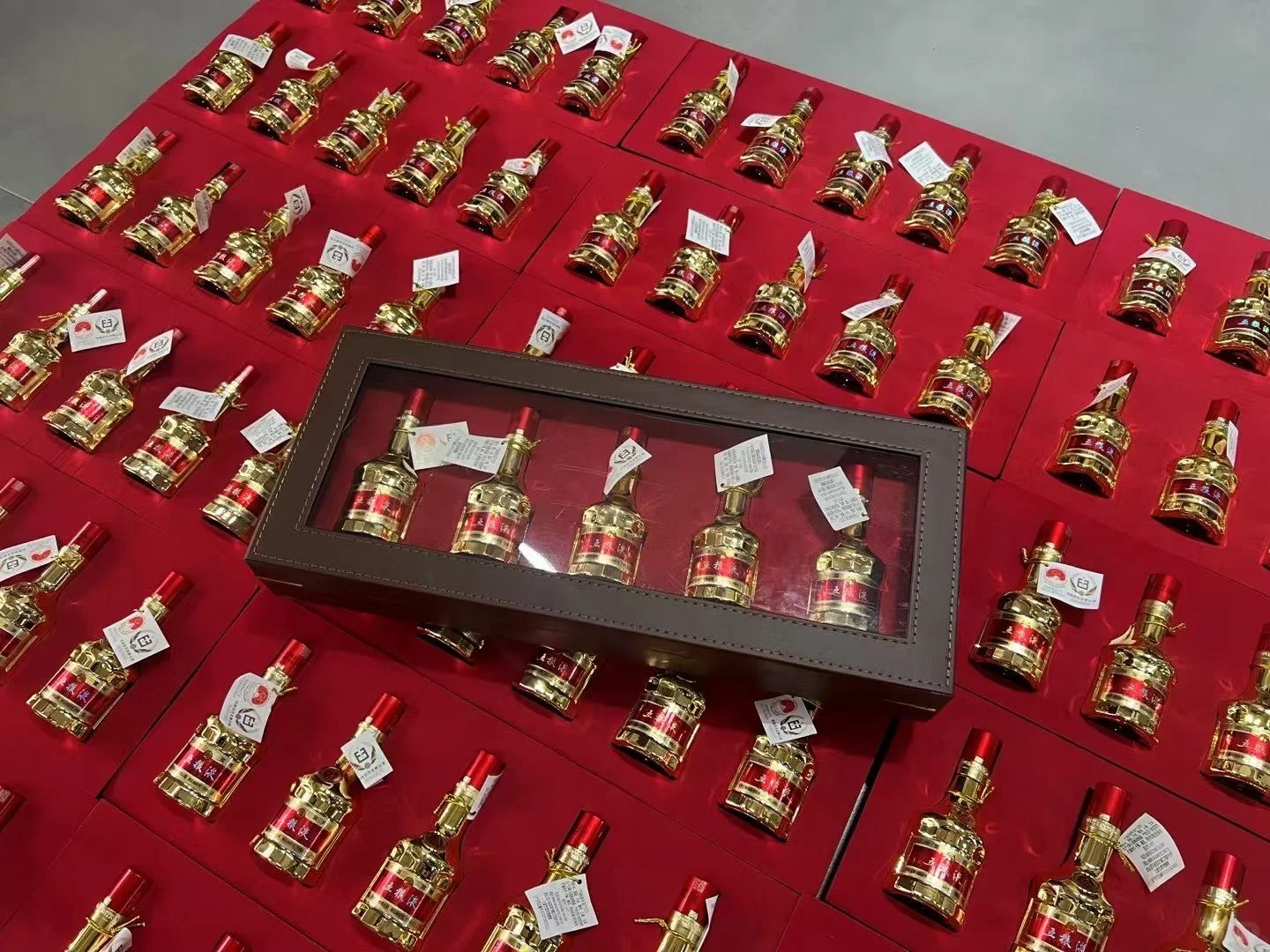 怎么会有这么好看的酒瓶展呀！