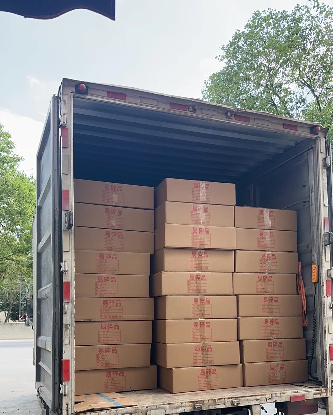 全年热销的白酒礼盒 地图版20支