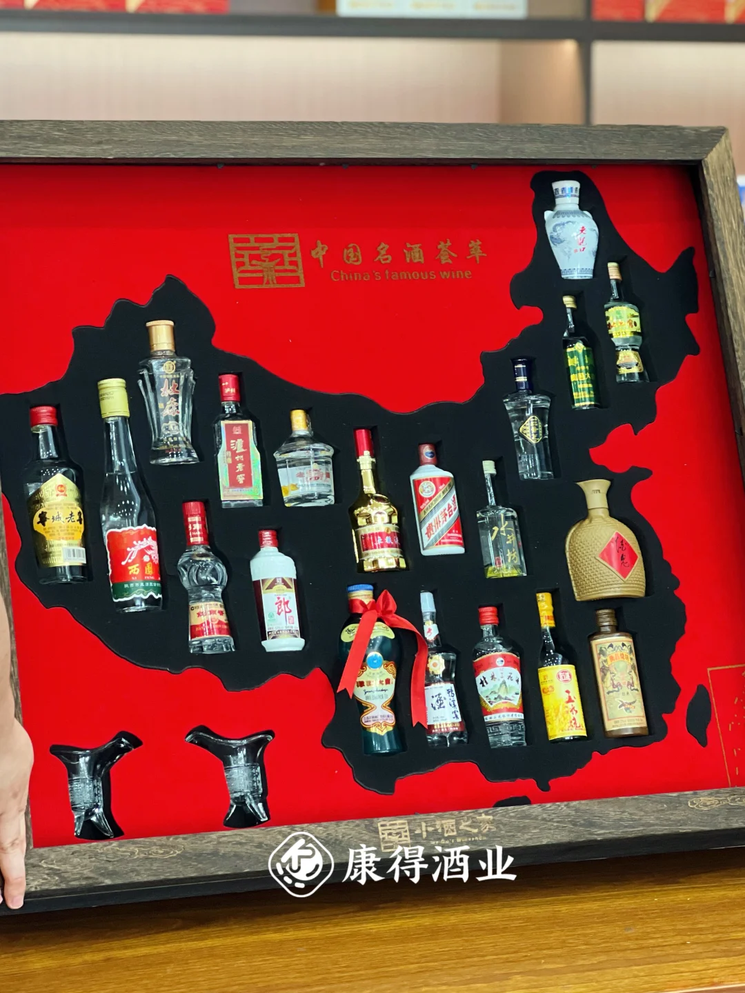 2025最火爆礼盒：地图白酒小酒版礼盒?