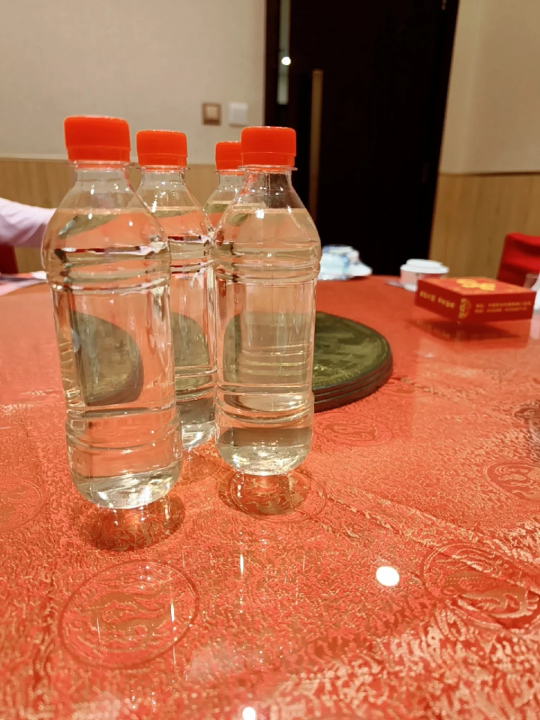 散篓子对比百元白酒