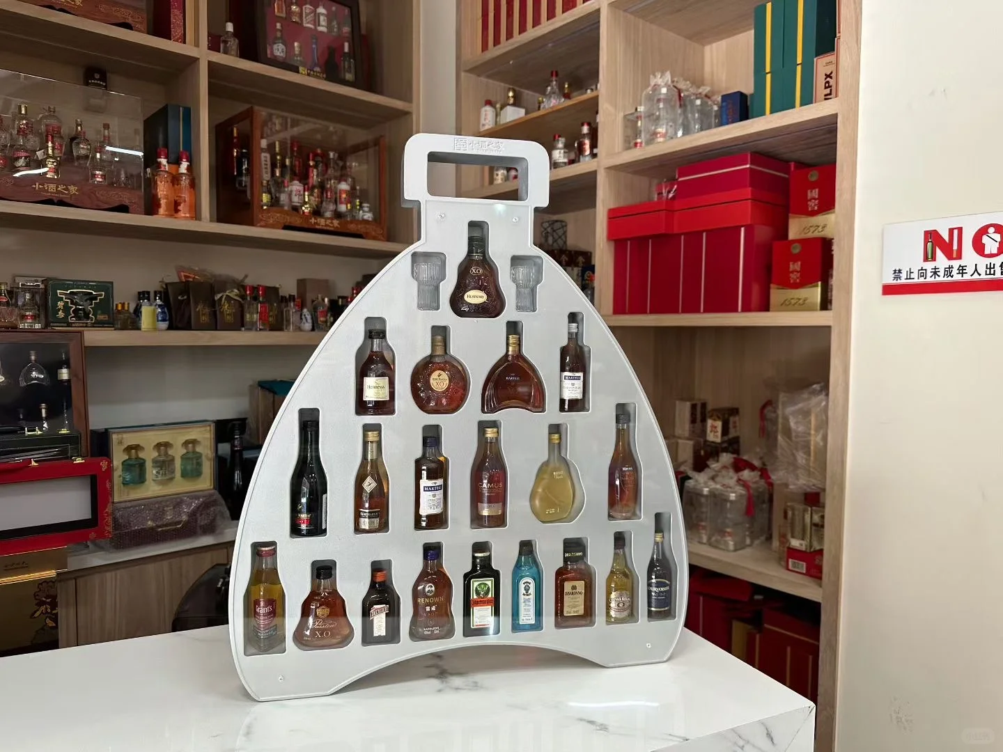 怎么会有这么好看的酒瓶展呀！