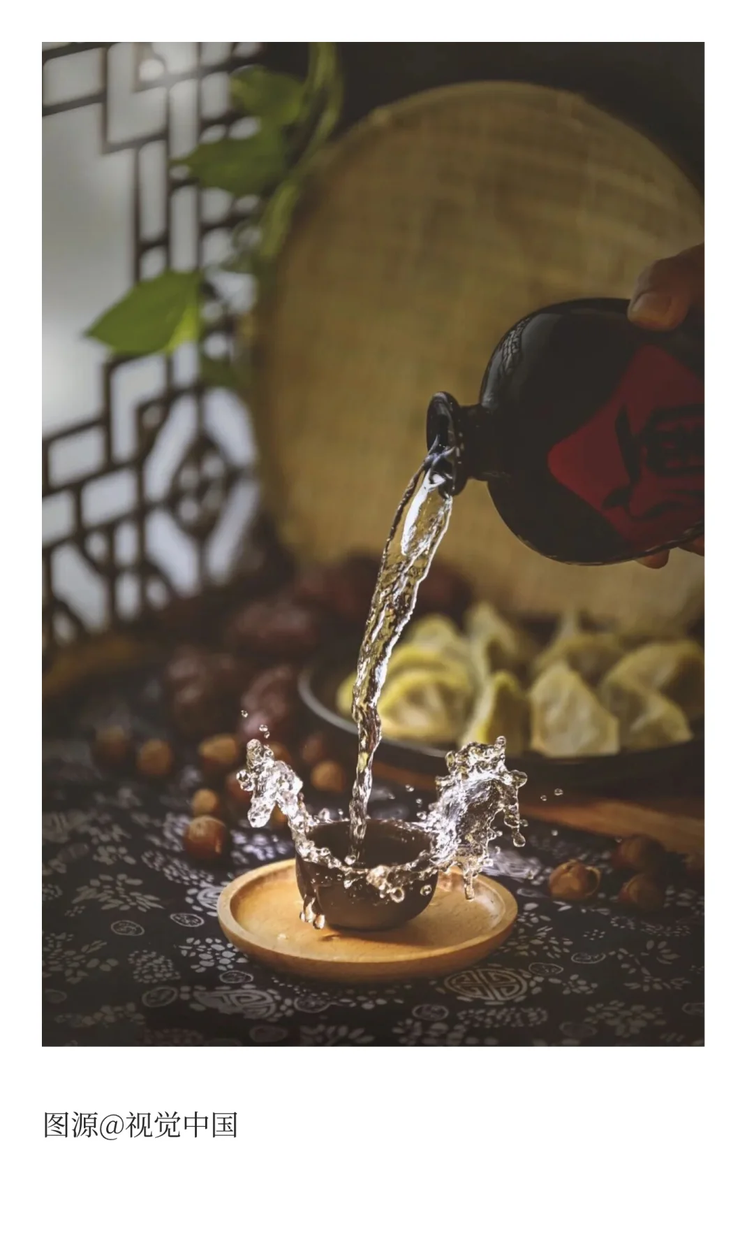 杯中春秋，畅饮庆功之酒