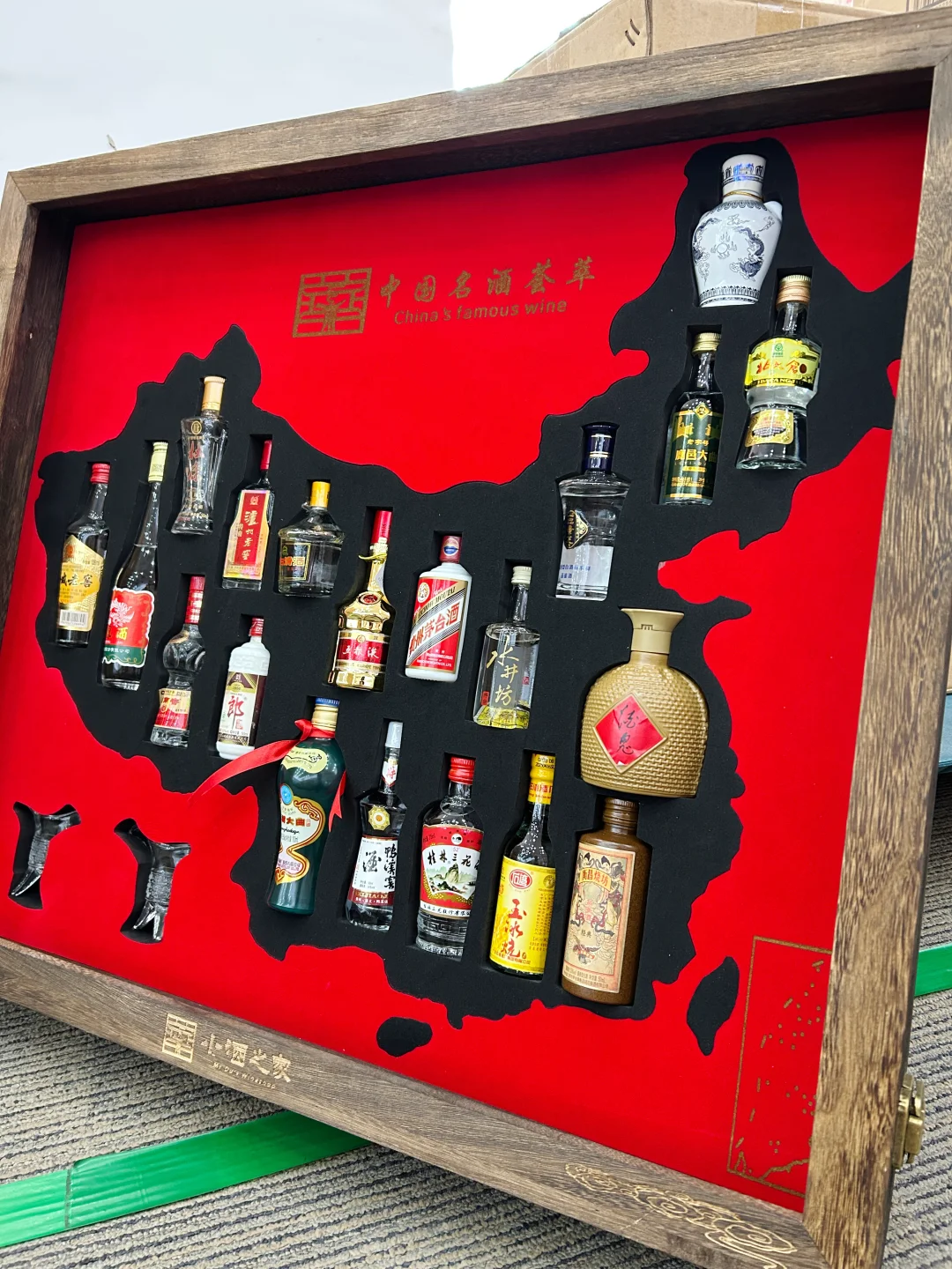 2025最火爆礼盒：地图白酒小酒版礼盒?