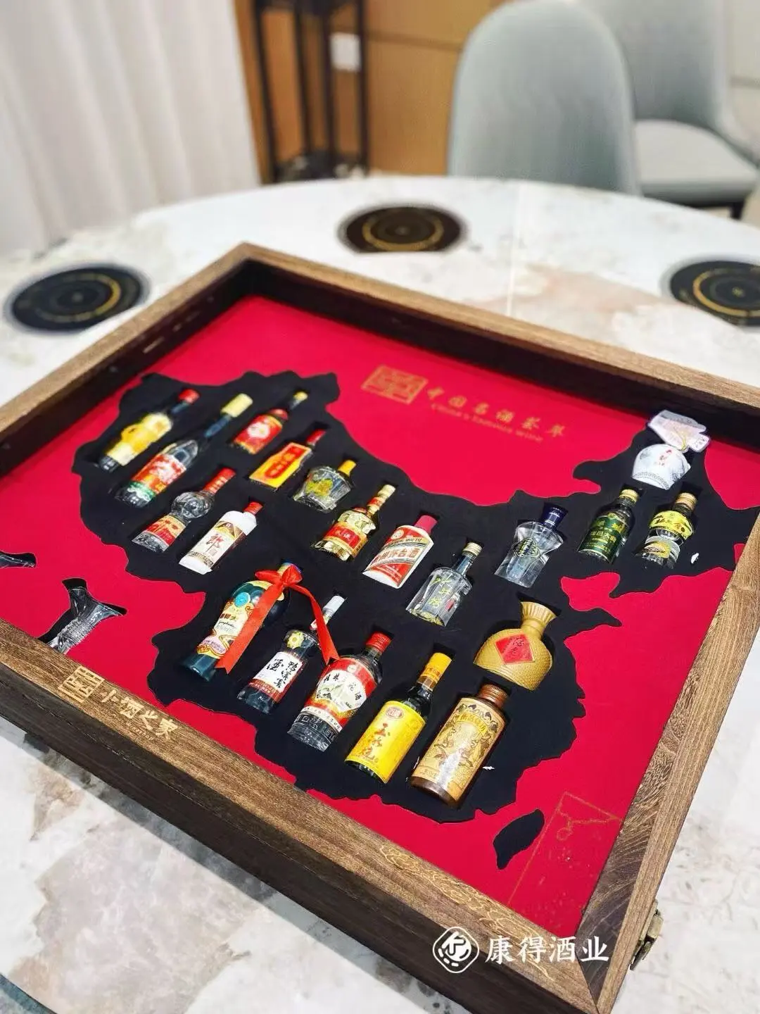 2025最火爆礼盒：地图白酒小酒版礼盒?