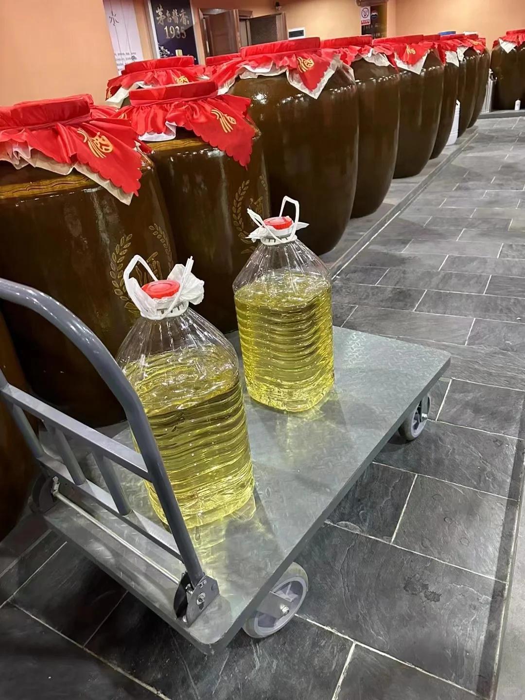 大家猜猜这两桶酒值多少钱？