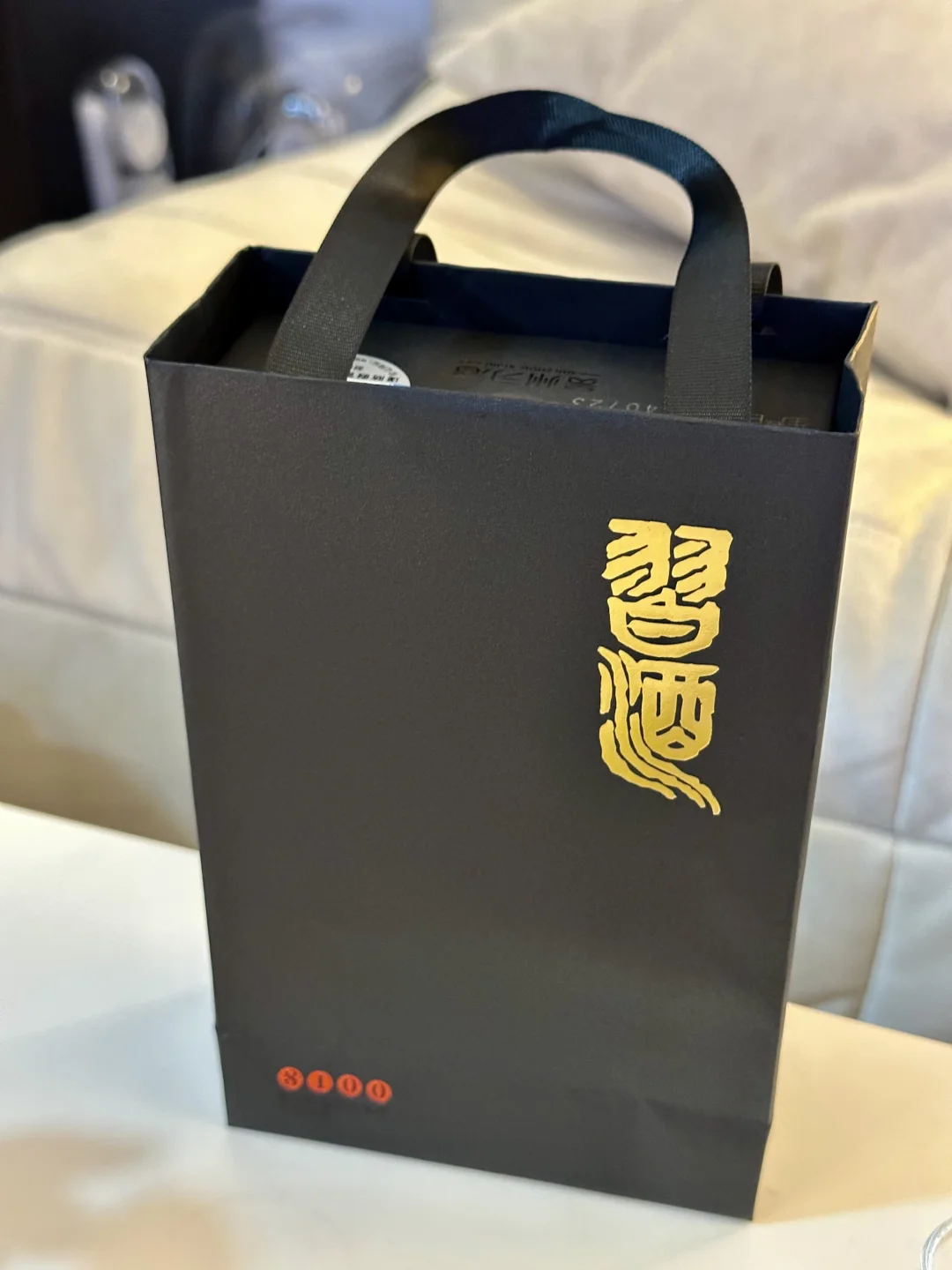 30岁女孩有家不回 出租屋独饮