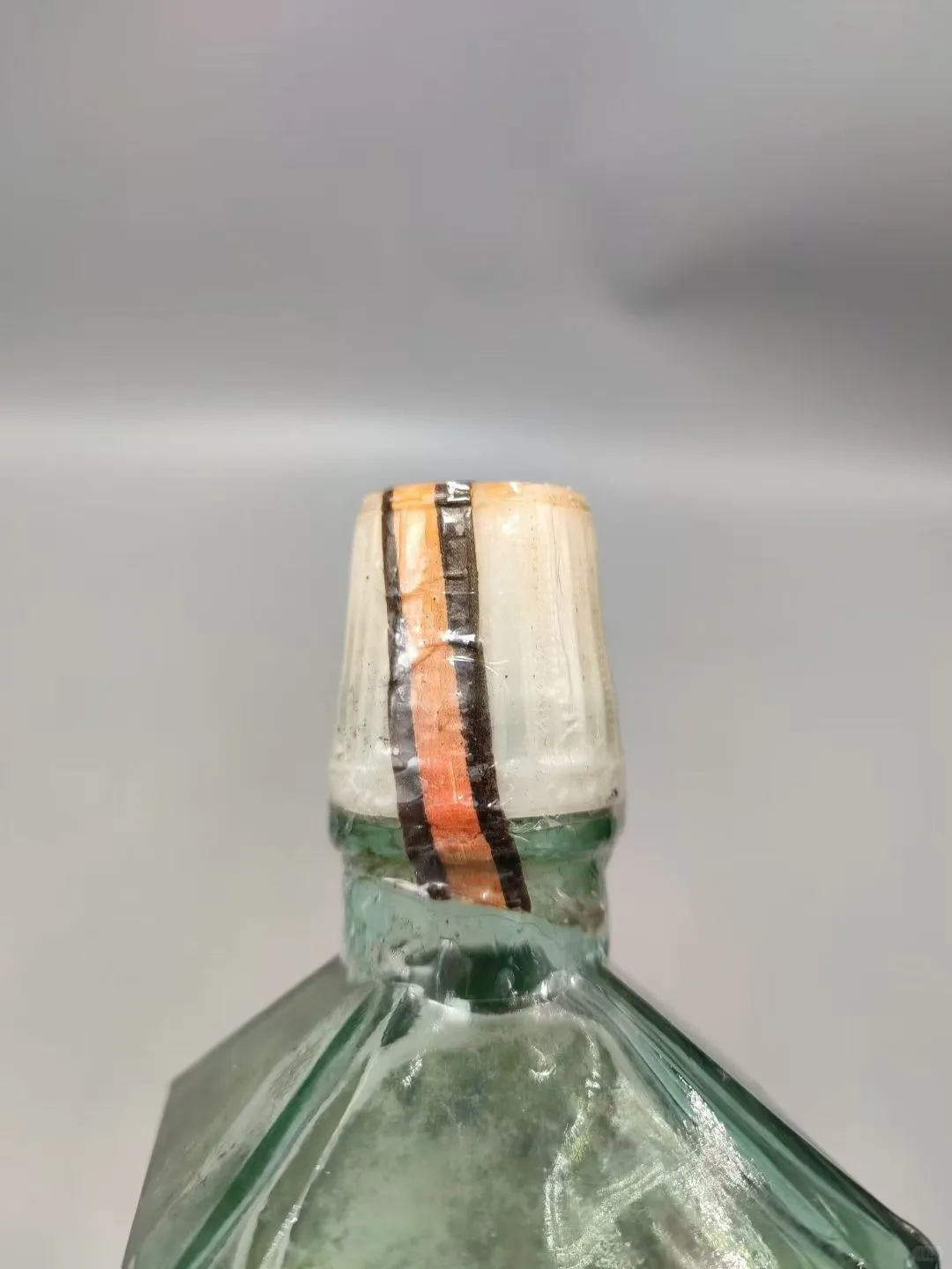 85年药香型崇阳大曲，酒满花好