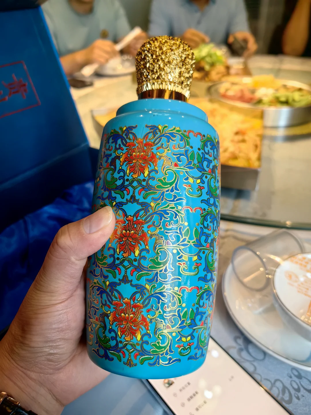 两瓶漂亮酒瓶的酒