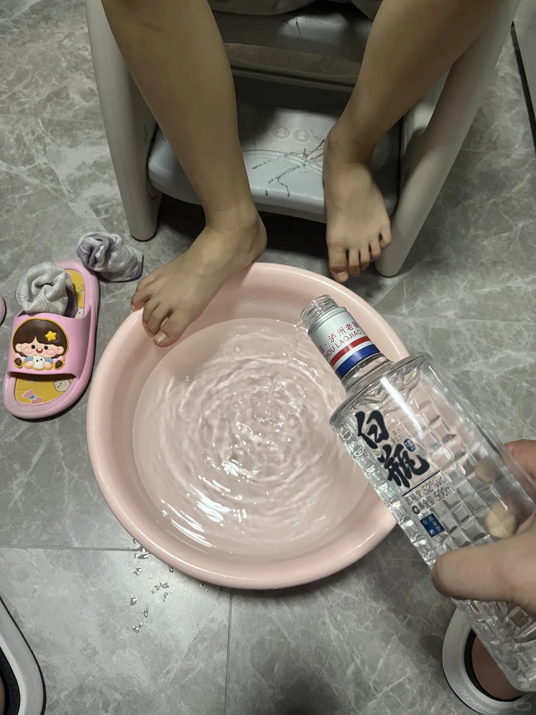 白酒泡脚利于血液循环！