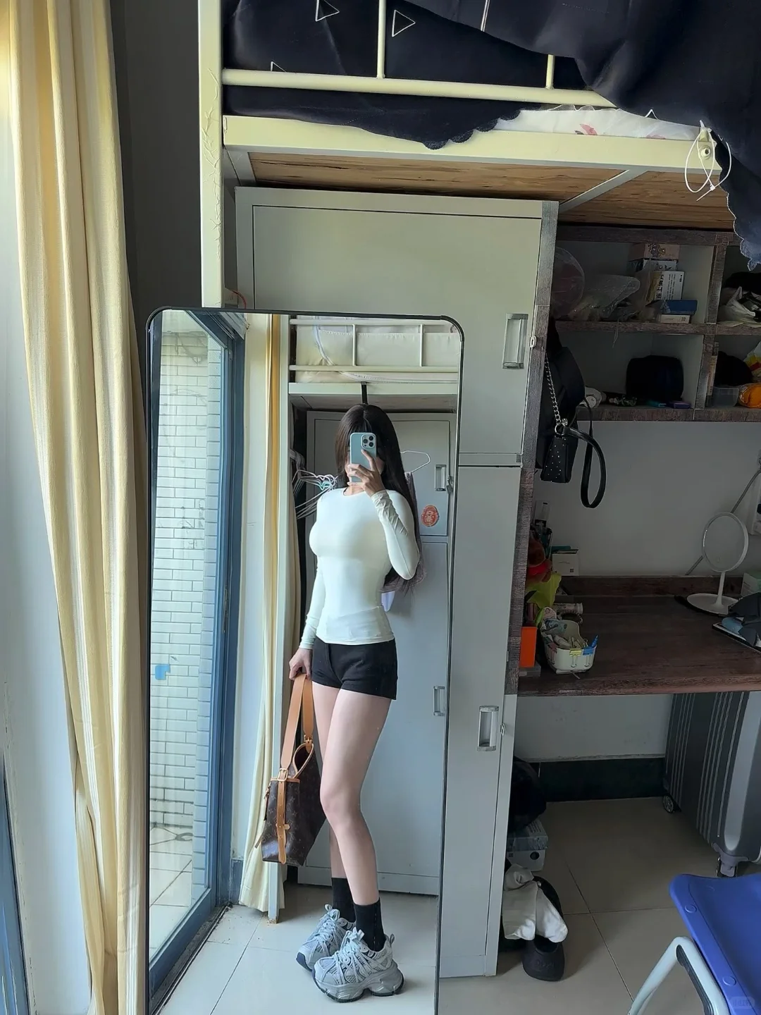 左滑 看女大学生早八穿什么