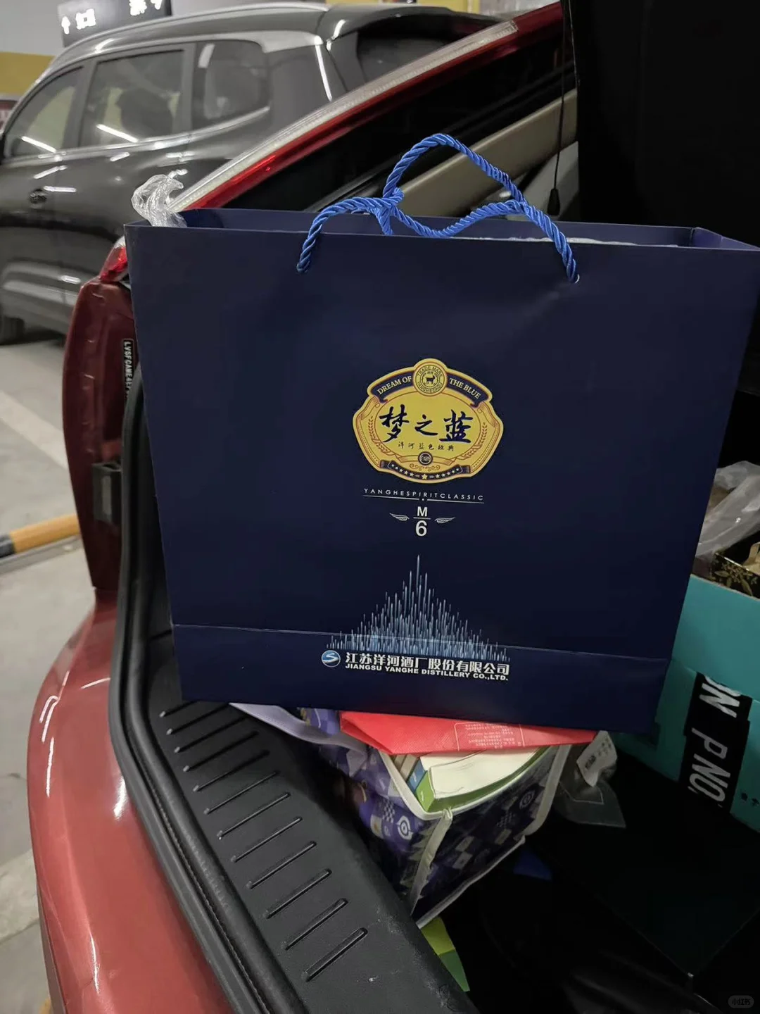 是的！你没听错！是蓝蓝色的酒！