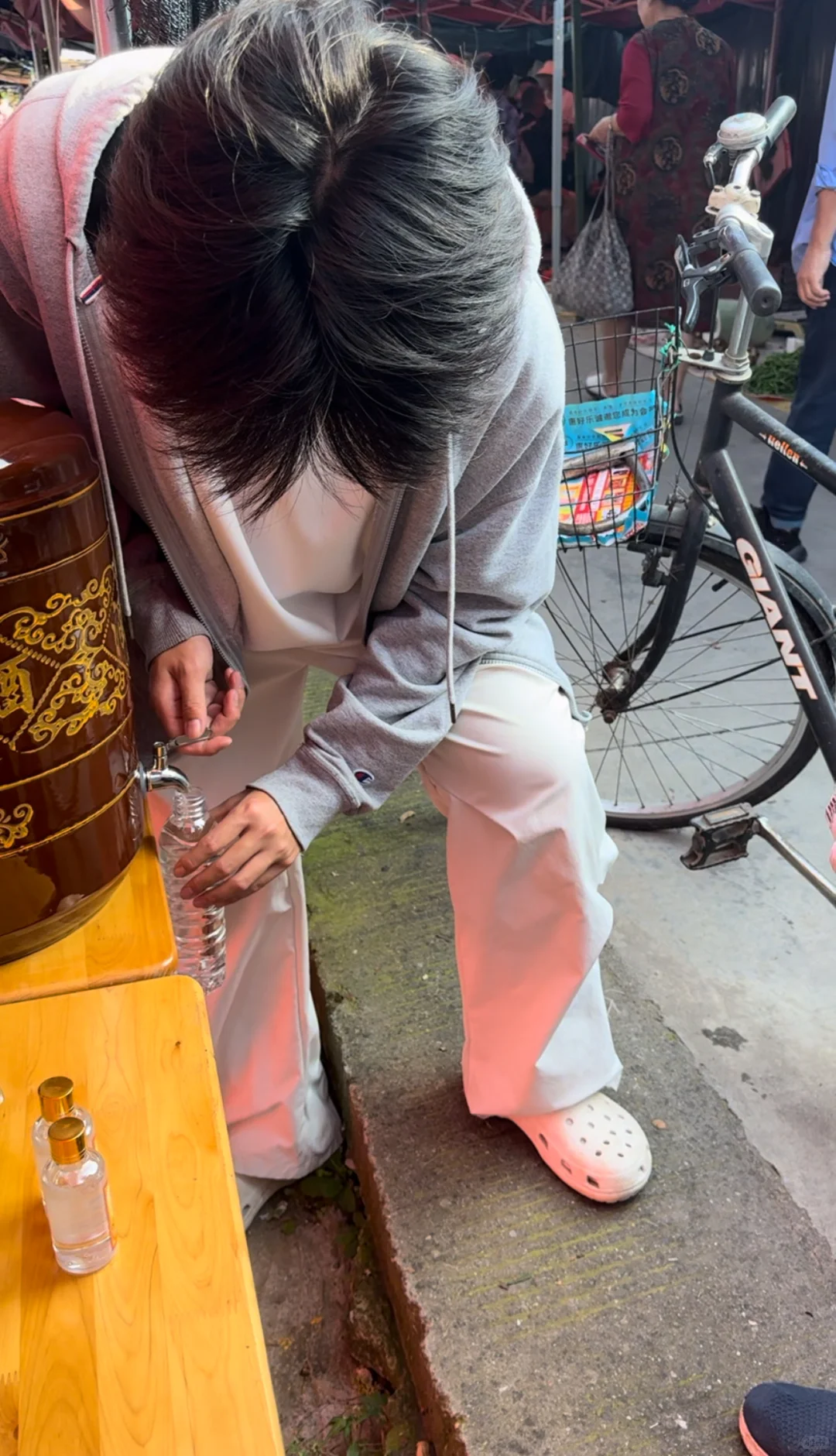 00后勇闯菜市场，摆摊卖纯高粱粮食酒第一天～