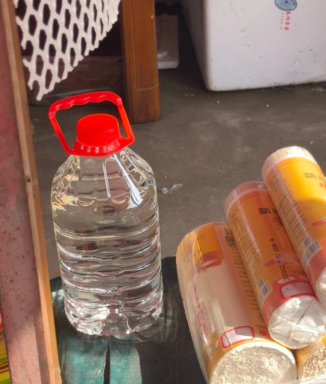 00后勇闯菜市场，摆摊卖纯高粱粮食酒第一天～