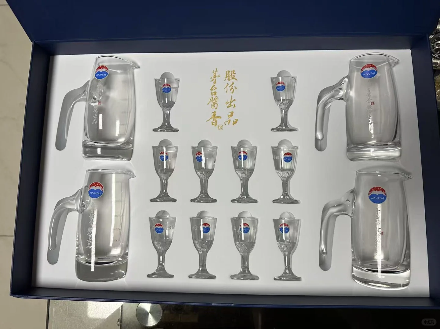 新的券商公司开户送的3瓶茅台1套酒具