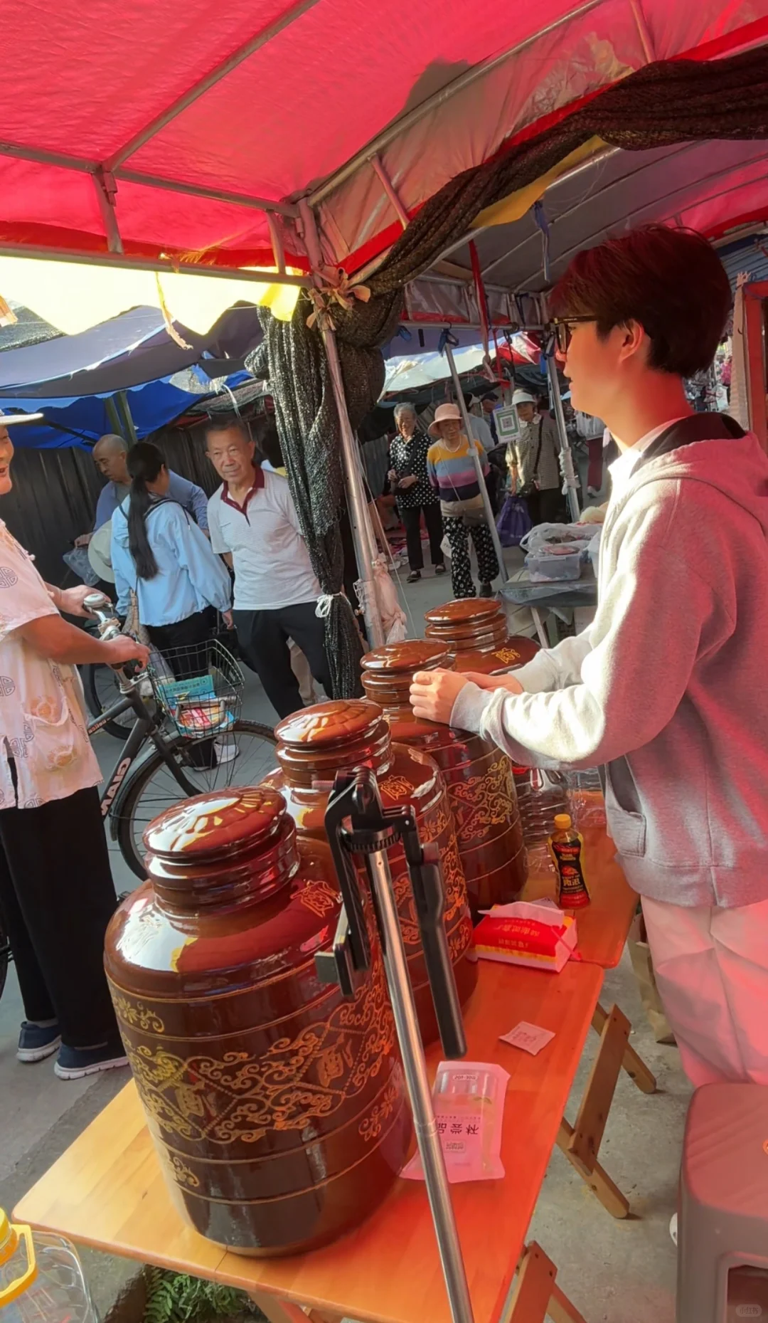 00后勇闯菜市场，摆摊卖纯高粱粮食酒第一天～