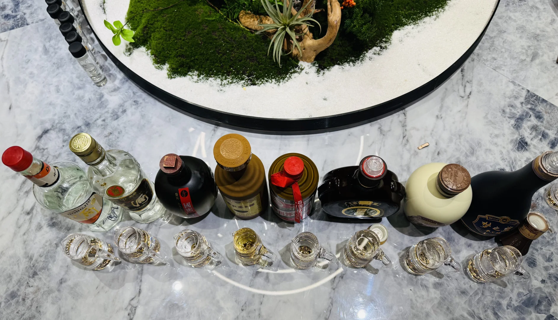 当我拿出这些白酒时，你会先喝完哪瓶？