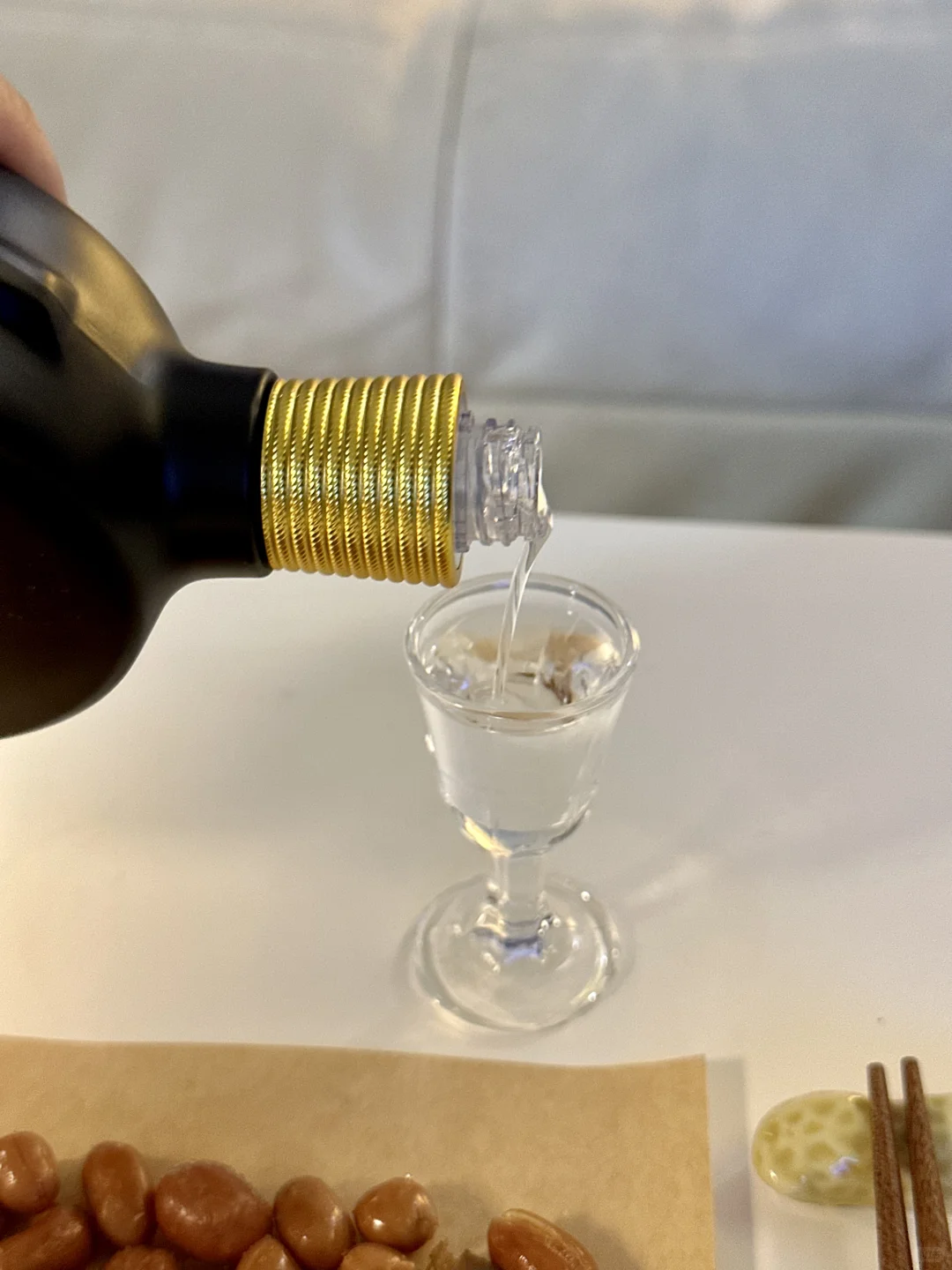 30岁女孩有家不回 出租屋独饮