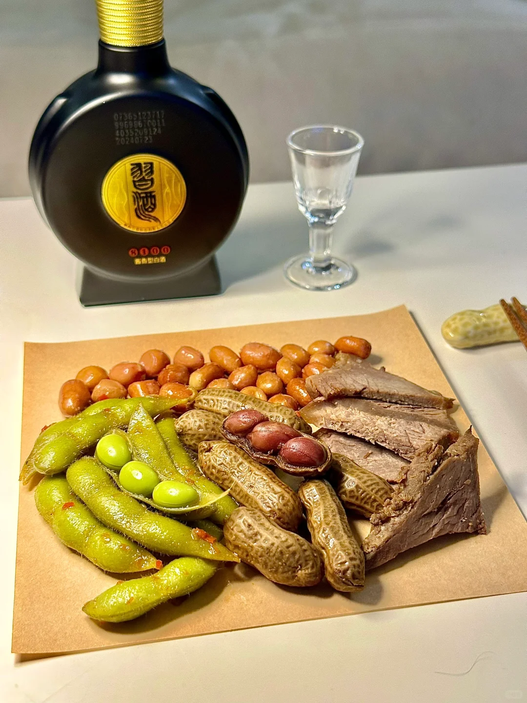 30岁女孩有家不回 出租屋独饮