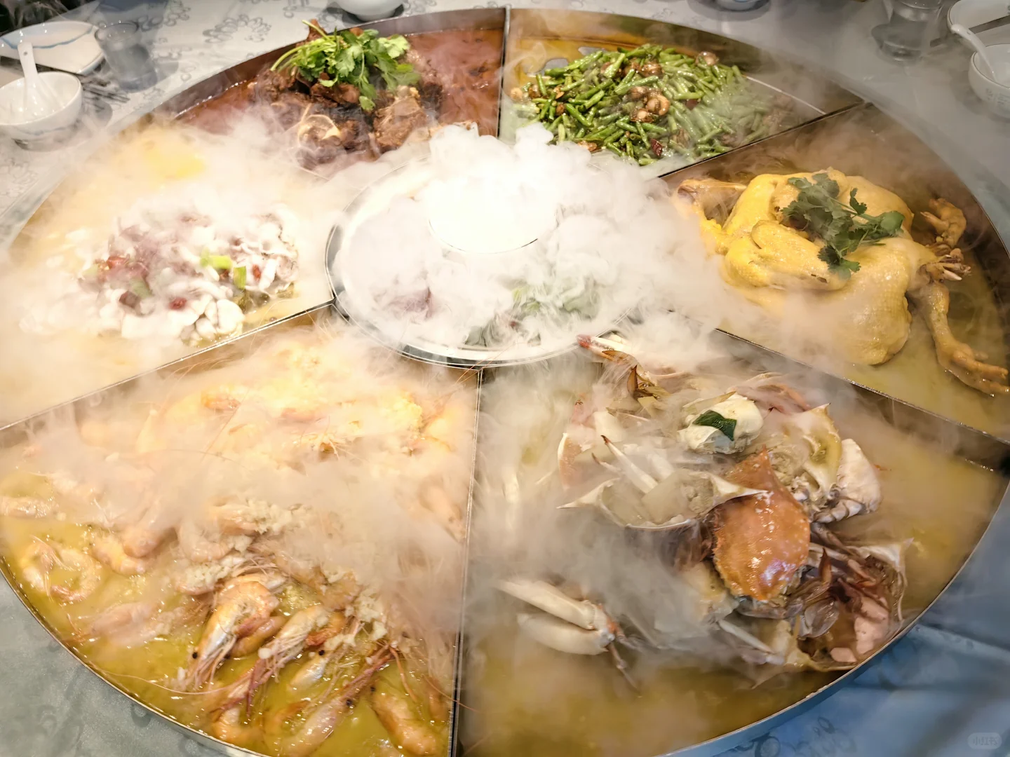 两瓶漂亮酒瓶的酒