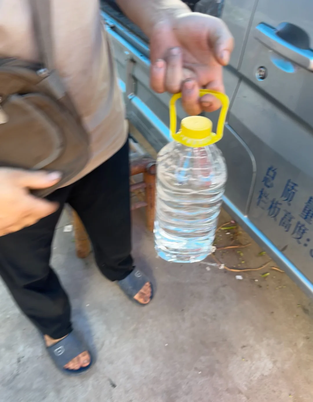 00后勇闯菜市场，摆摊卖纯高粱粮食酒第一天～