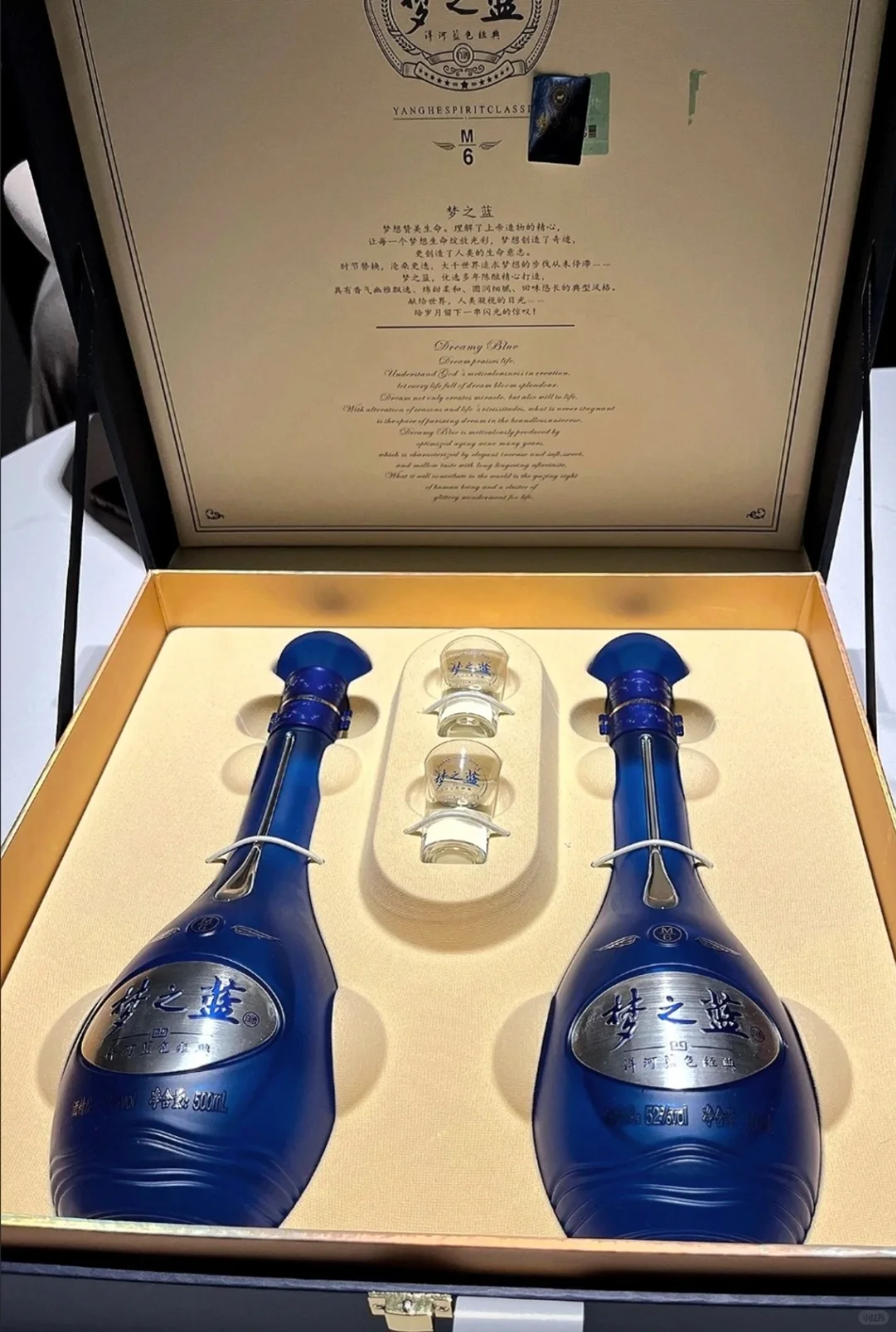 是的！你没听错！是蓝蓝色的酒！