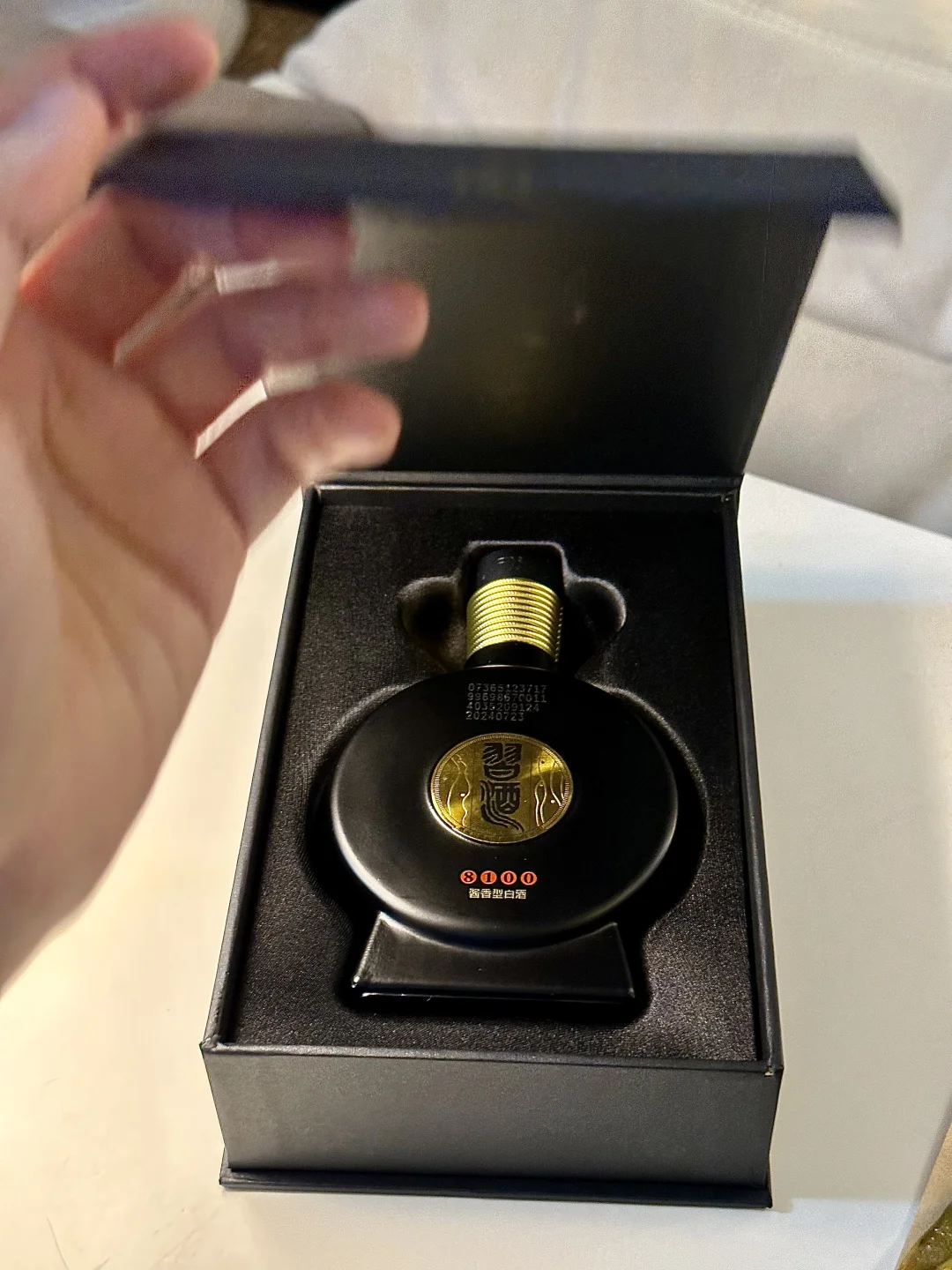 30岁女孩有家不回 出租屋独饮