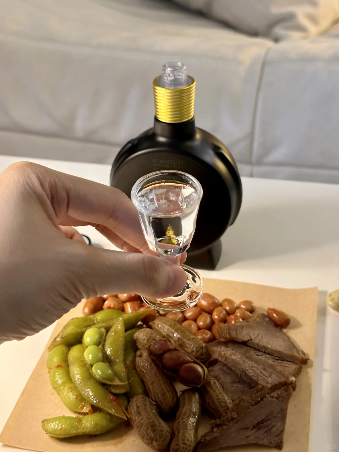 30岁女孩有家不回 出租屋独饮