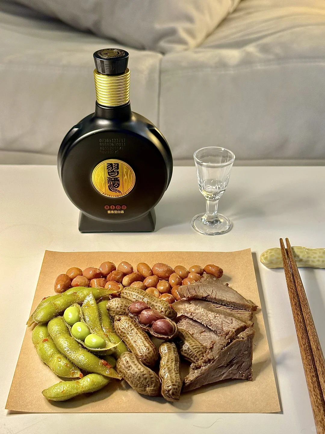 30岁女孩有家不回 出租屋独饮