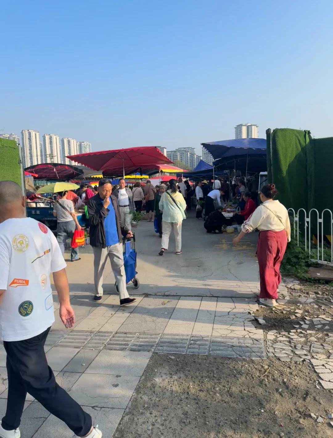 00后勇闯菜市场，摆摊卖纯高粱粮食酒第一天～