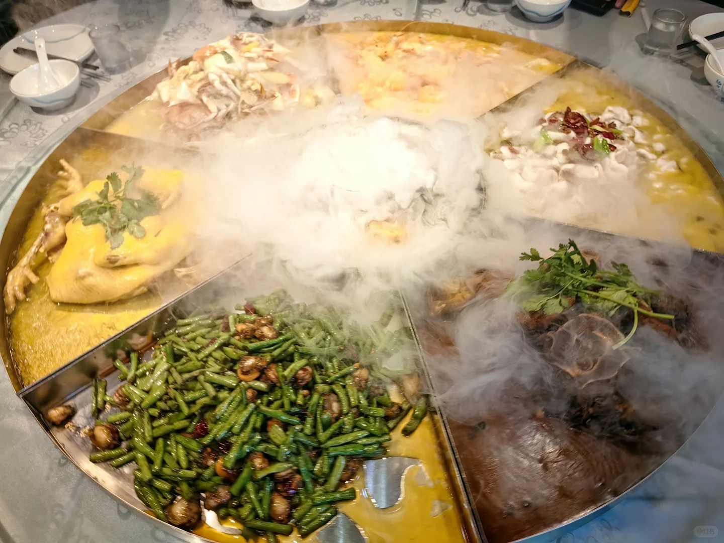 两瓶漂亮酒瓶的酒