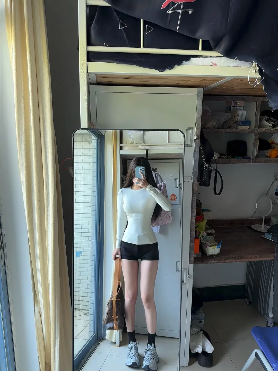 左滑 看女大学生早八穿什么