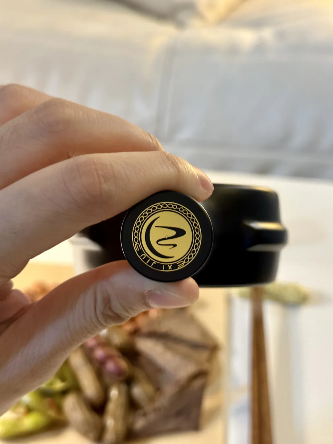 30岁女孩有家不回 出租屋独饮