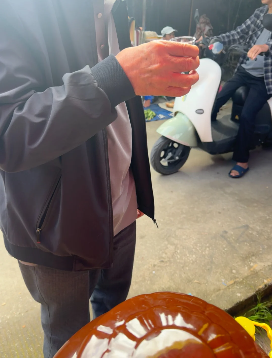 00后勇闯菜市场，摆摊卖纯高粱粮食酒第一天～